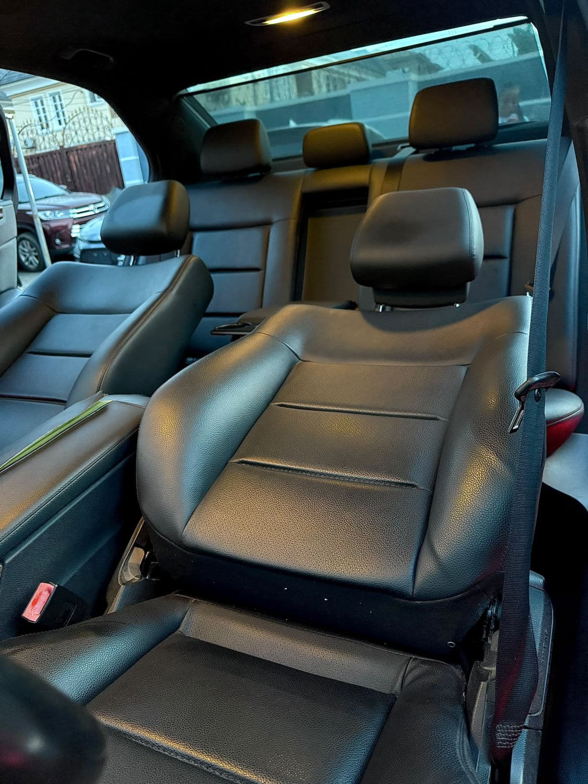 2010 MercedesBenz E350 — photo 2