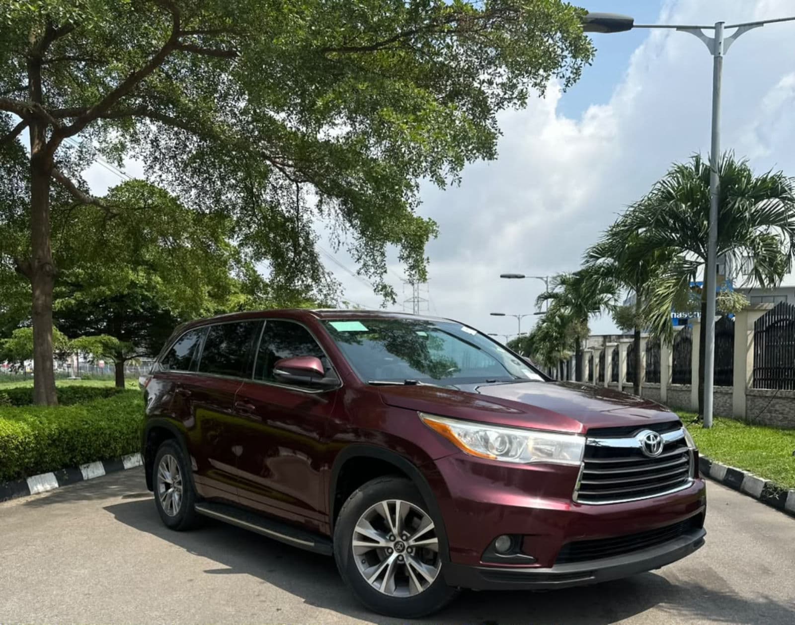 2016 Toyota Highlander LE Automatic SUV (Clean & Dependable) — photo 2