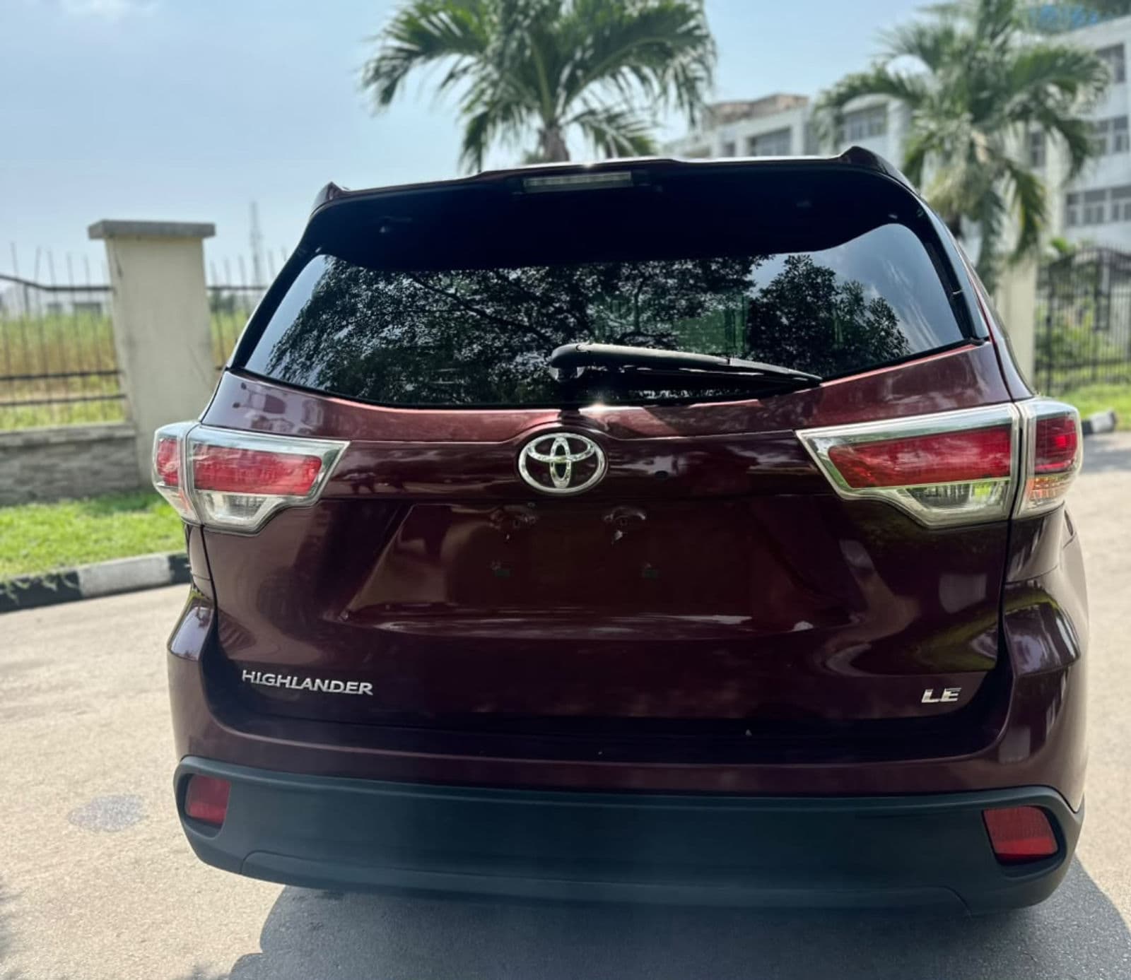 2016 Toyota Highlander LE Automatic SUV (Clean & Dependable) — photo 3