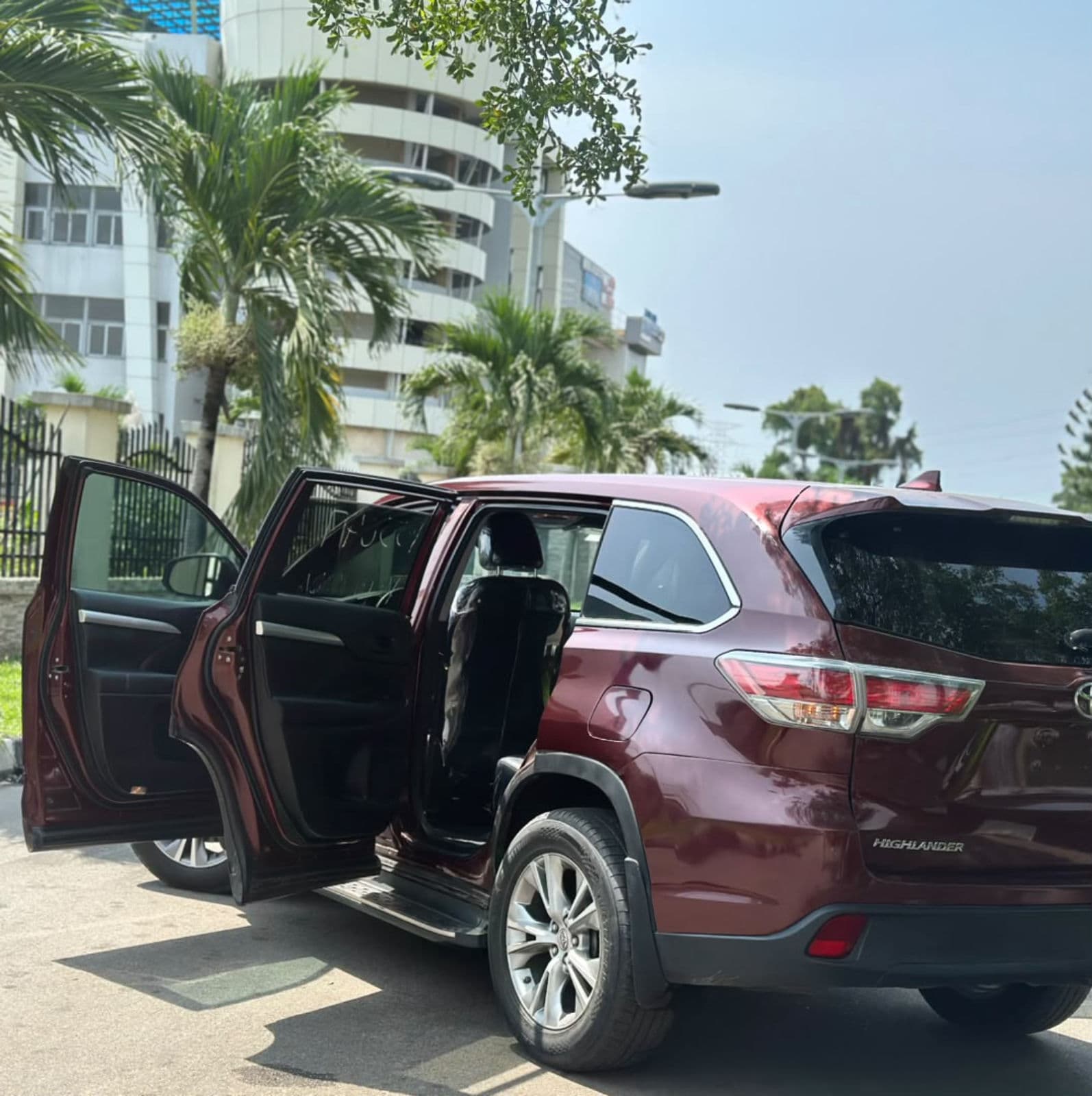 2016 Toyota Highlander LE Automatic SUV (Clean & Dependable) — photo 7