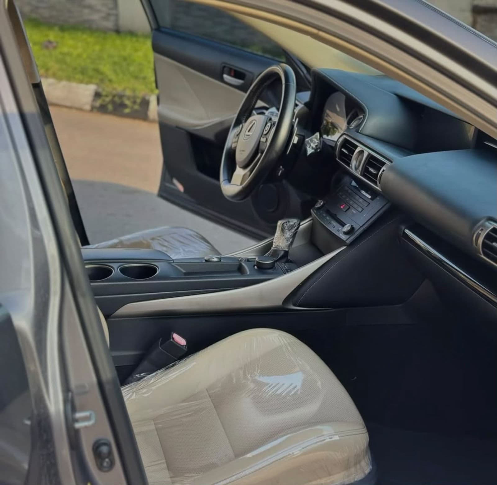 2015 Lexus IS250 Automatic Sedan (V6 Power / Pure Luxury) — photo 4