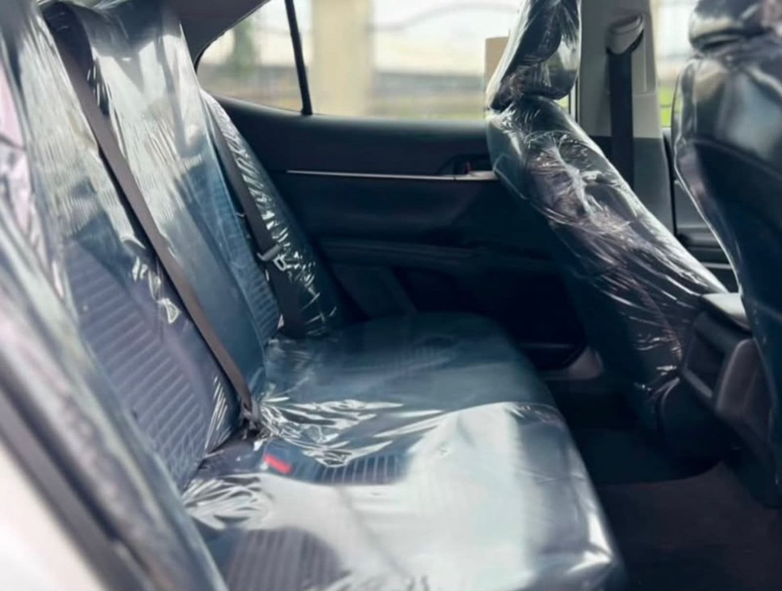 2020 Toyota Camry SE Automatic Sedan (Sport Trim / Ultra Fuel Efficient) — photo 2