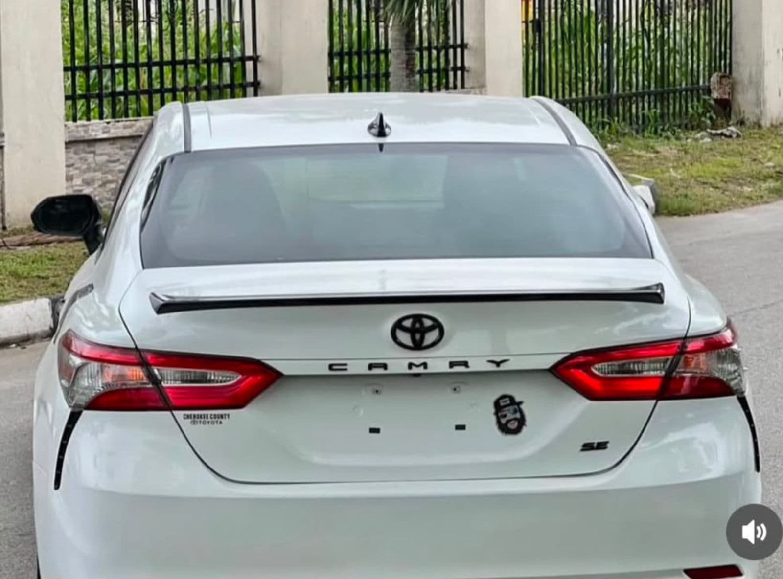 2020 Toyota Camry SE Automatic Sedan (Sport Trim / Ultra Fuel Efficient) — photo 3