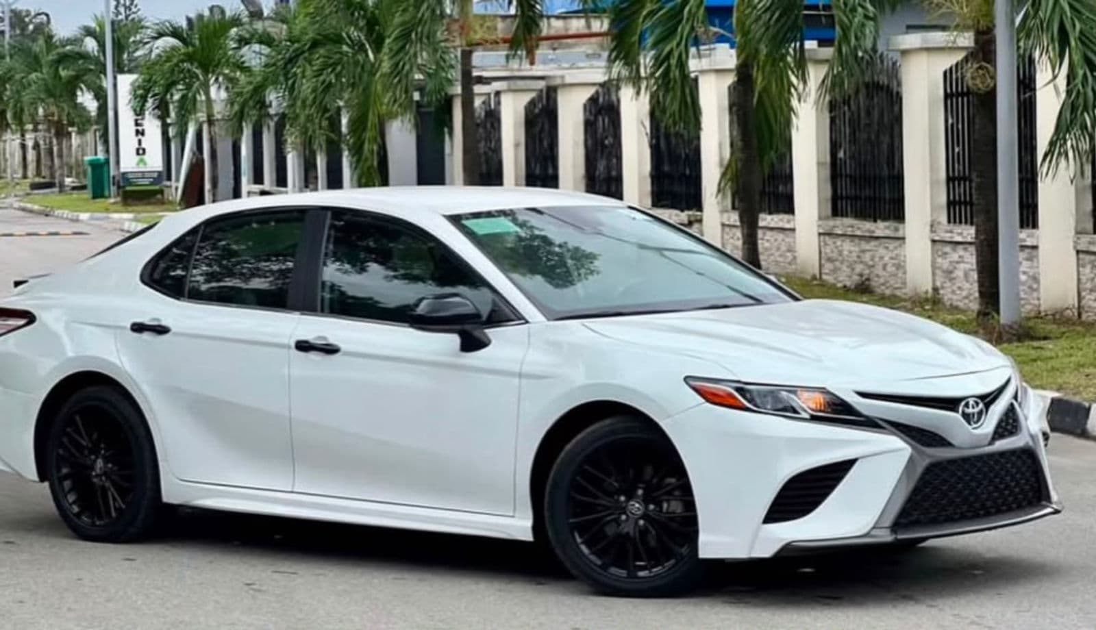 2020 Toyota Camry SE Automatic Sedan (Sport Trim / Ultra Fuel Efficient) — photo 5