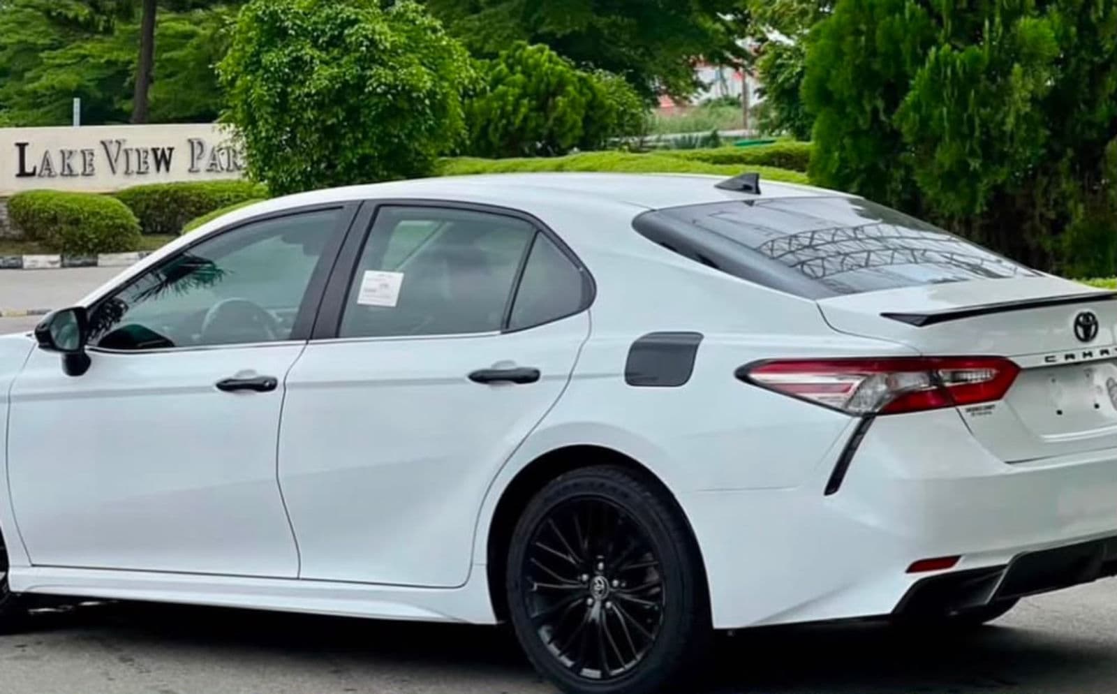 2020 Toyota Camry SE Automatic Sedan (Sport Trim / Ultra Fuel Efficient) — photo 6