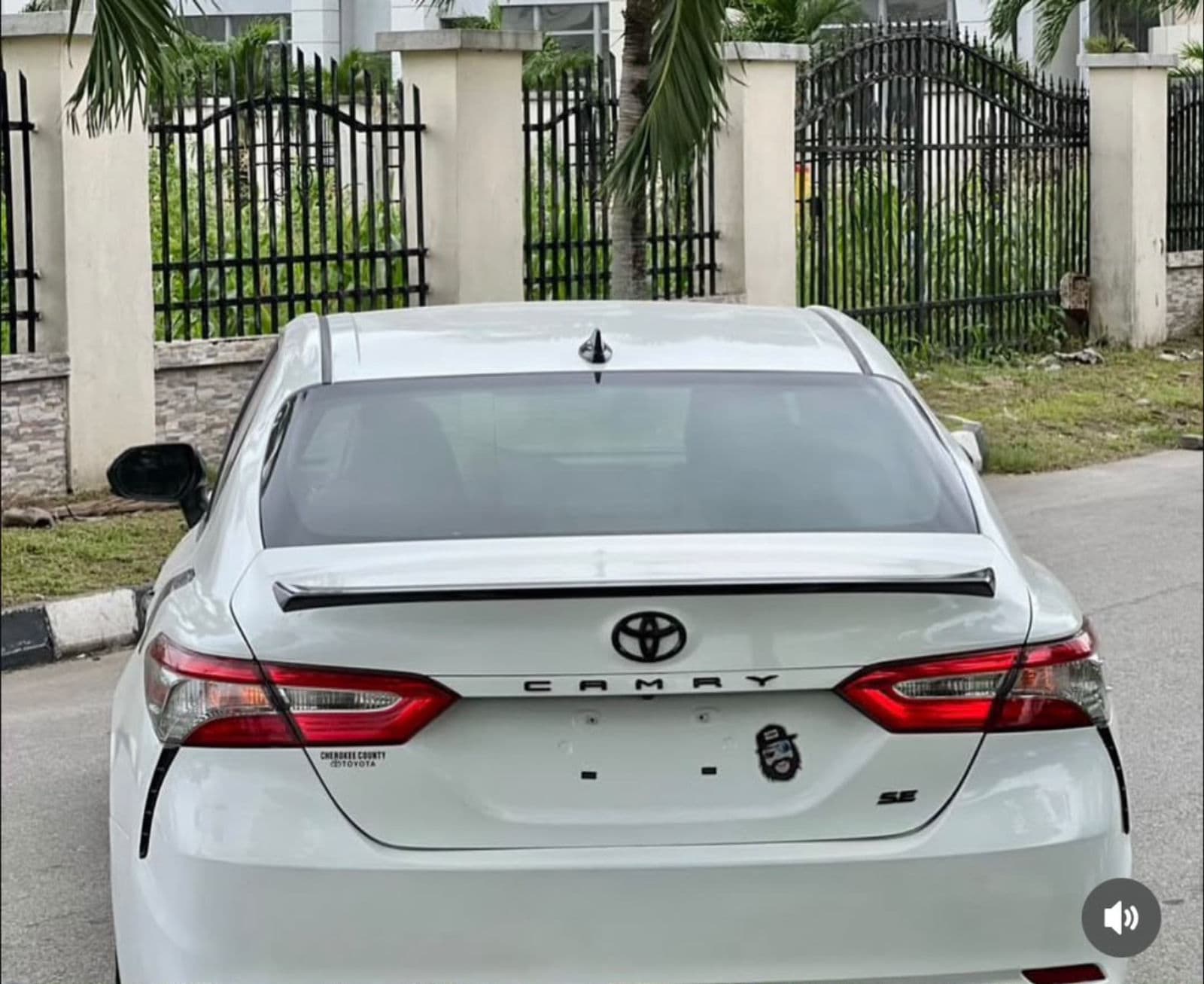2020 Toyota Camry SE Automatic Sedan (Sport Trim / Ultra Fuel Efficient) — photo 11
