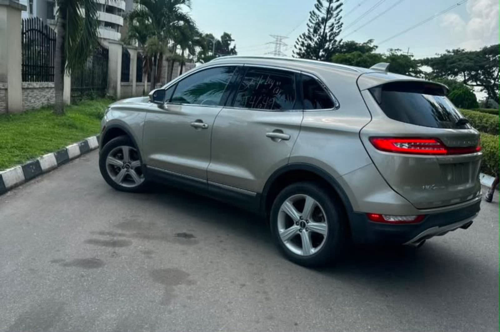 2015 LINCOLN MKX — LUXURY SUV • AUTOMATIC • PREMIUM COMFORT • ELEGANT STYLE — photo 2