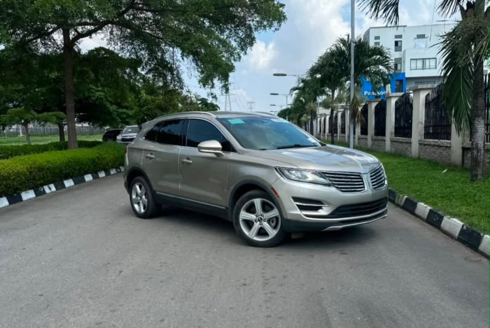 2015 LINCOLN MKX — LUXURY SUV • AUTOMATIC • PREMIUM COMFORT • ELEGANT STYLE — photo 3
