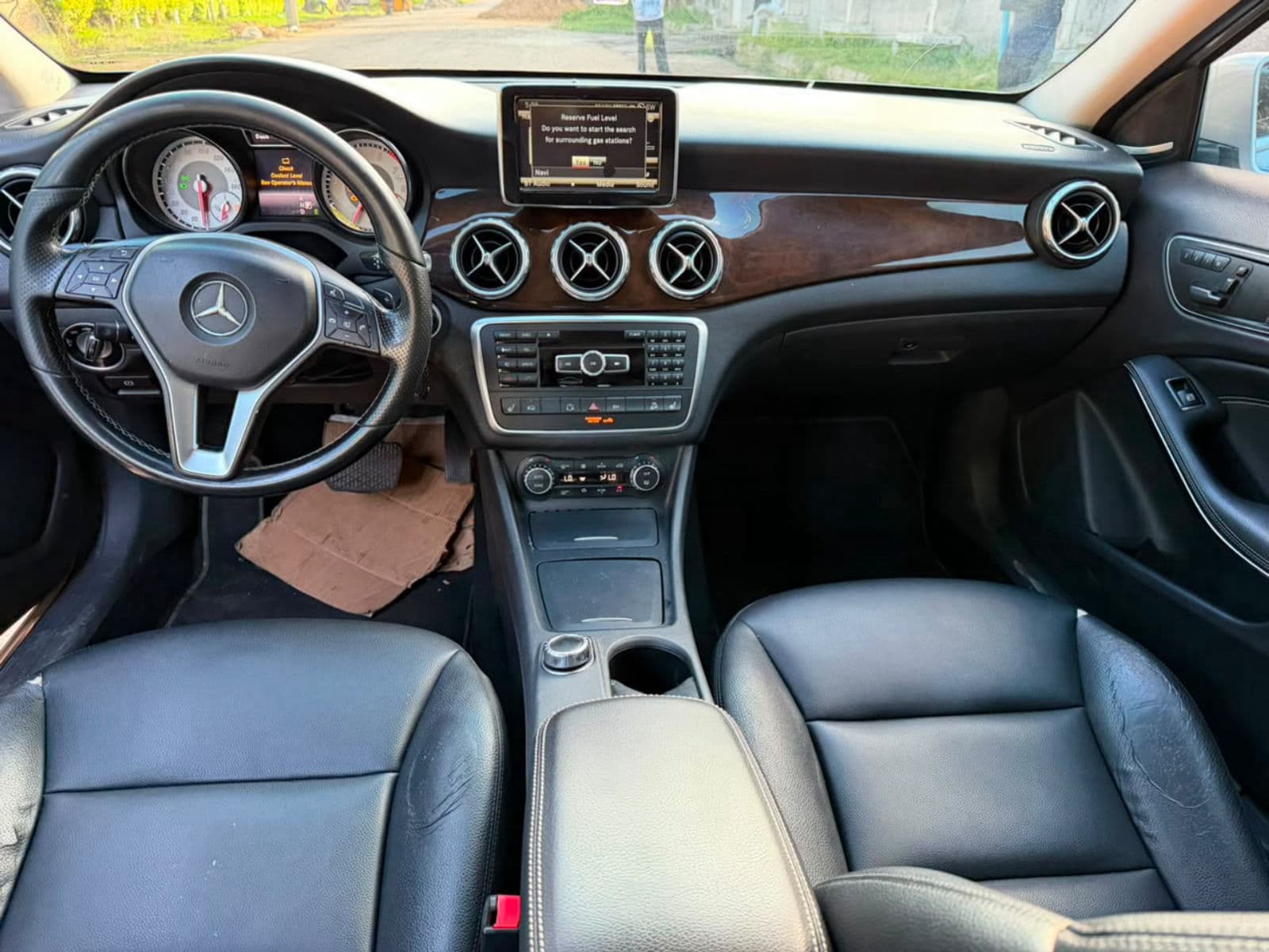 2015 MERCEDES-BENZ GLA250 Automatic Luxury SUV — photo 2