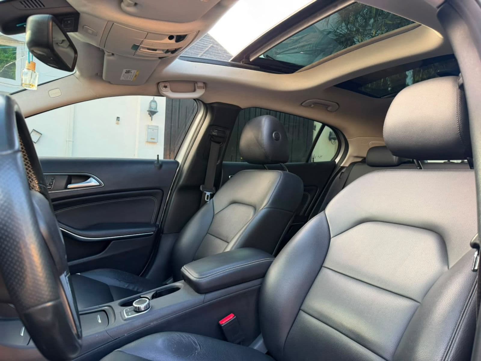 2015 MERCEDES-BENZ GLA250 Automatic Luxury SUV — photo 3