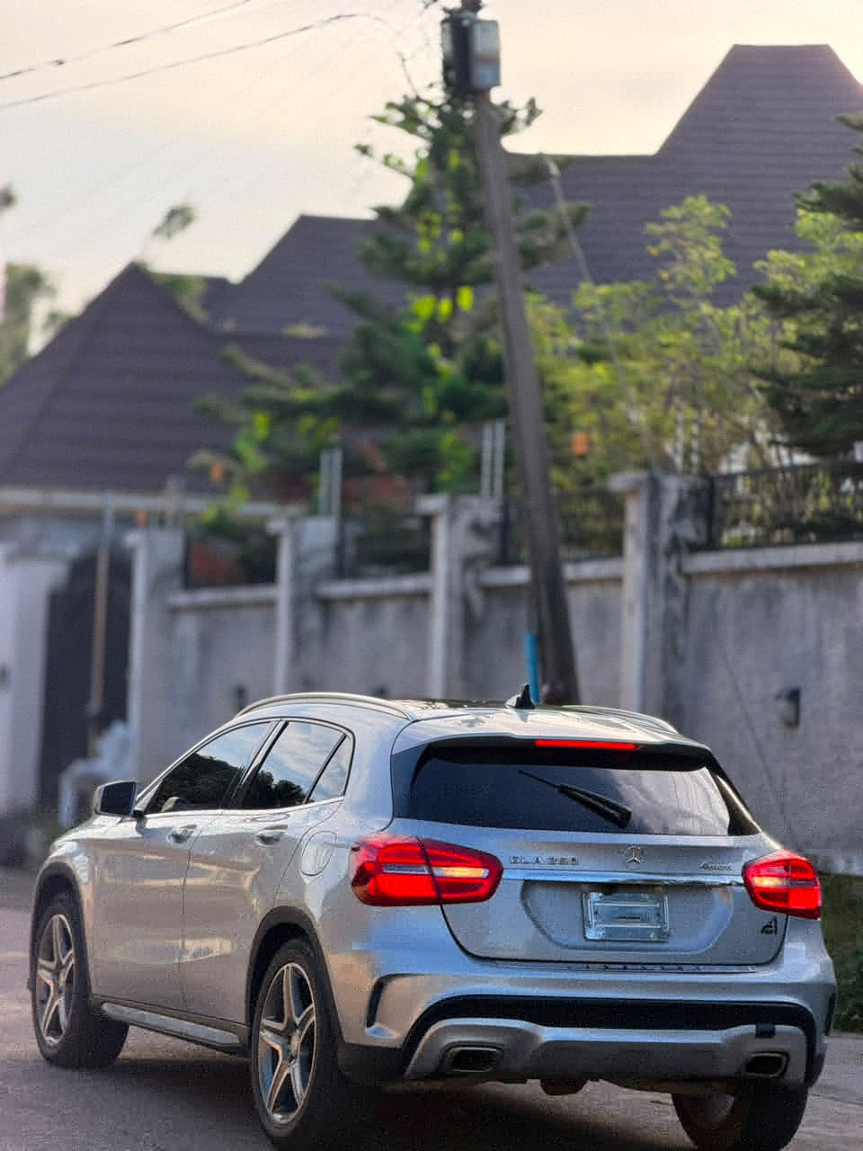 2015 MERCEDES-BENZ GLA250 Automatic Luxury SUV — photo 4