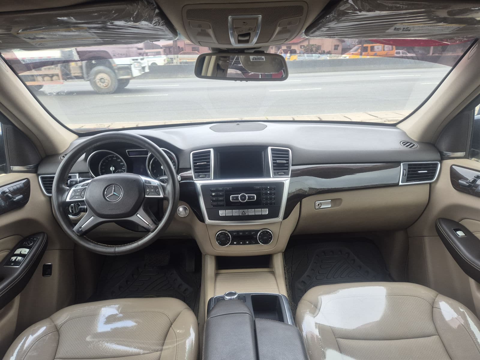 Well used 2015 Mercedes-Benz ML 350  blue on cream leather interior se6 — photo 6