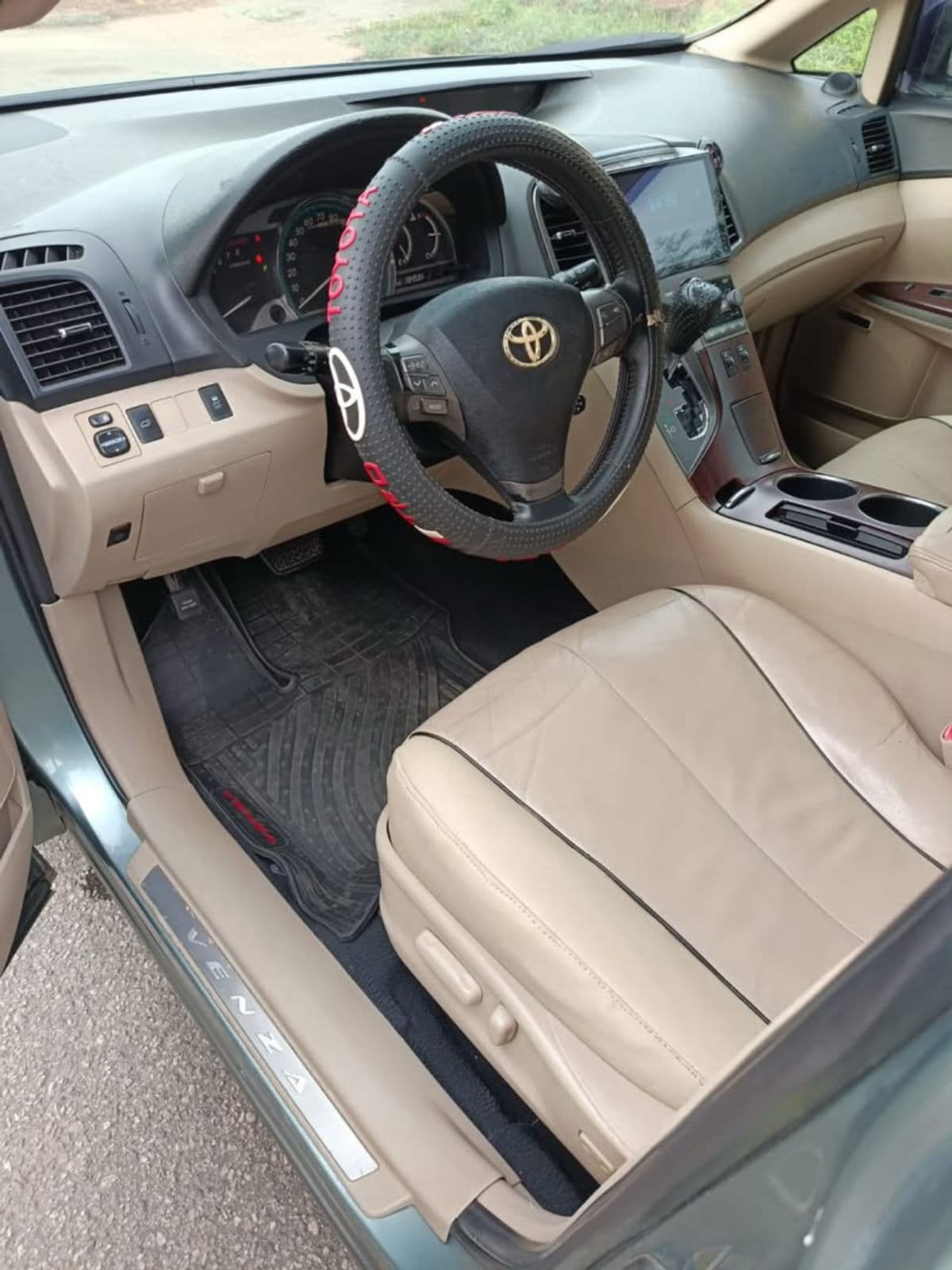 2011 Toyota Venza Full Option Automatic SUV for Sale in Nigeria — photo 3