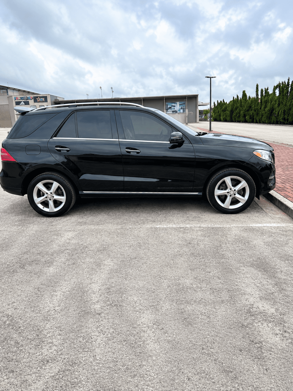 2016 Mercedes-Benz GLE SUV — photo 2 of 8