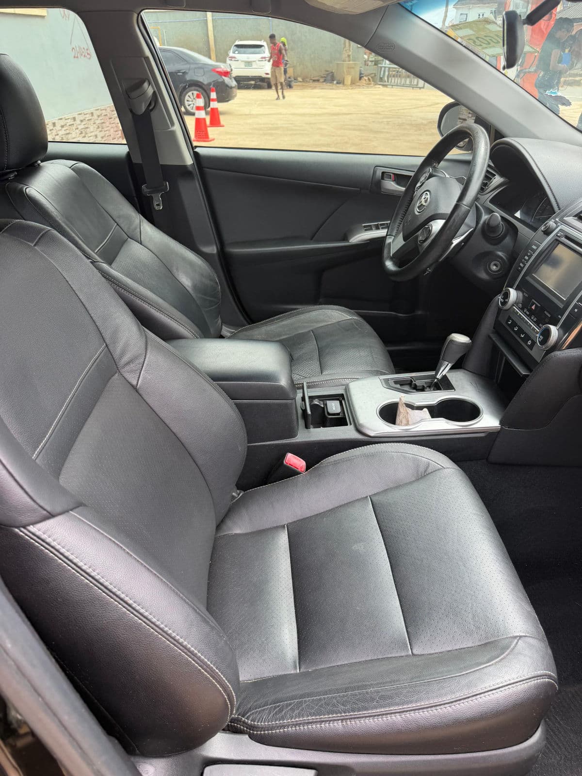 2014 Toyota Camry Sedan — photo 6 of 8