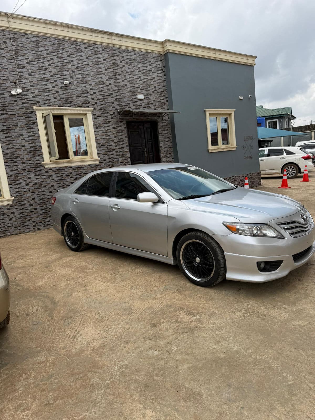 2010 Toyota Camry Sedan — photo 3 of 10