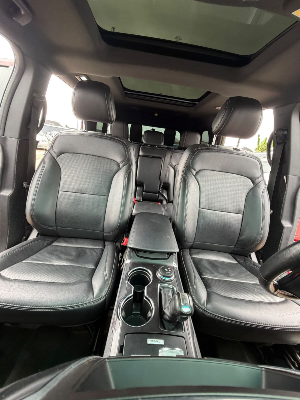 2017 Ford Explorer Sedan — photo 4 of 10
