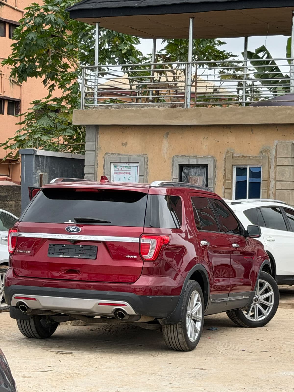 2017 Ford Explorer Sedan — photo 7 of 10