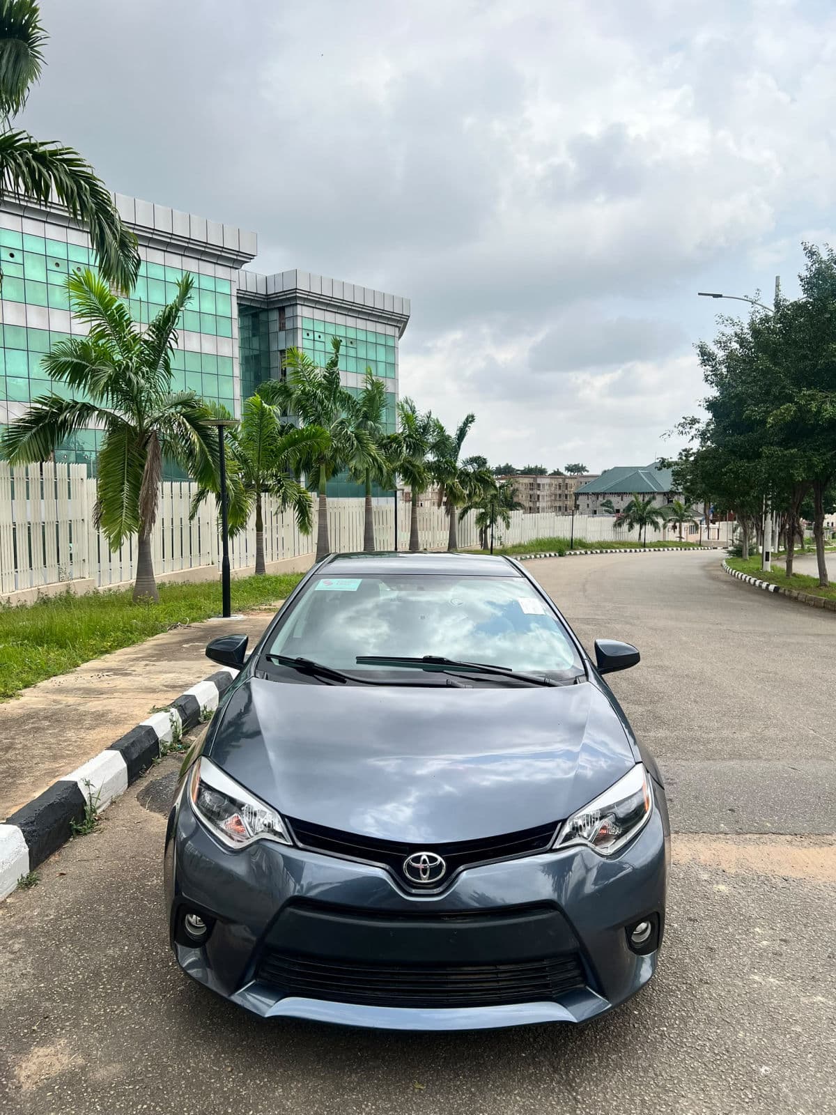 2016 Toyota Corolla Sedan — photo 2 of 8