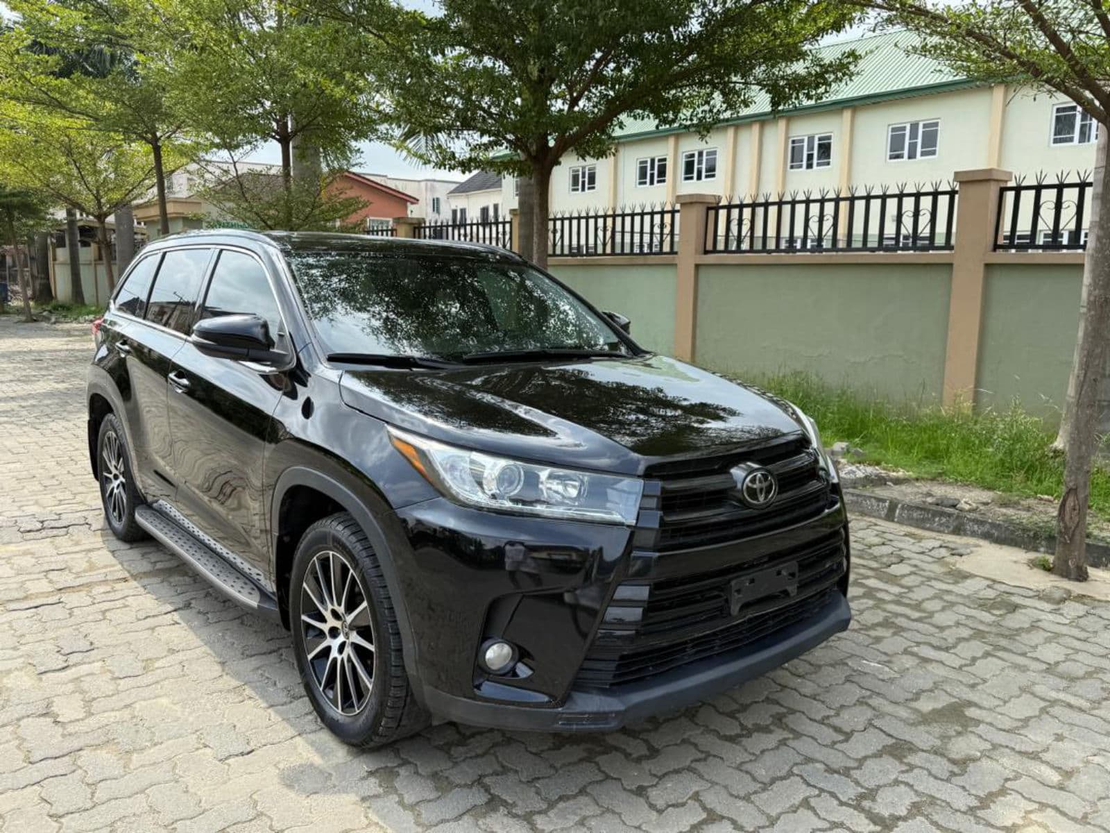 2017 Toyota Highlander SUV — photo 7 of 10