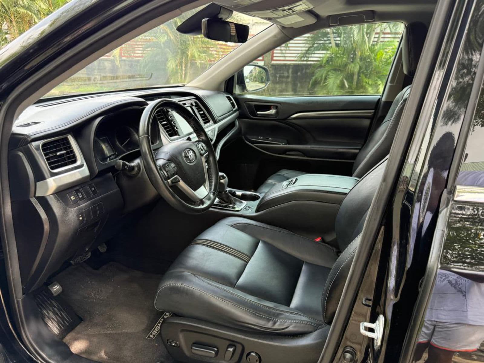 2017 Toyota Highlander SUV — photo 8 of 10