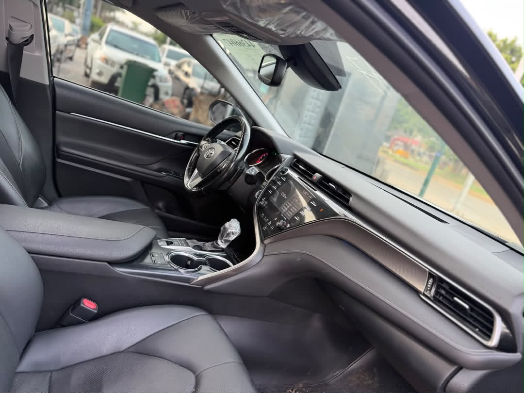 2020 Toyota Camry Sedan — photo 4 of 8
