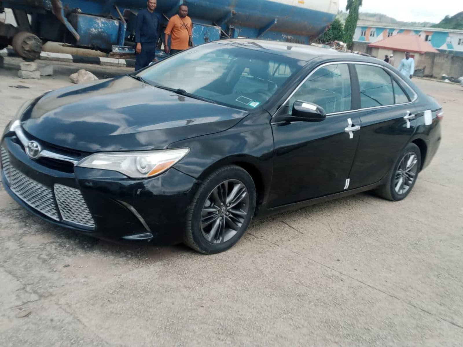 2015 Toyota Camry Sedan — photo 2 of 6