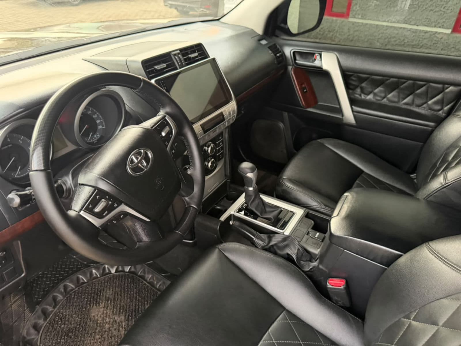 2016 Toyota Prado SUV — photo 4 of 9