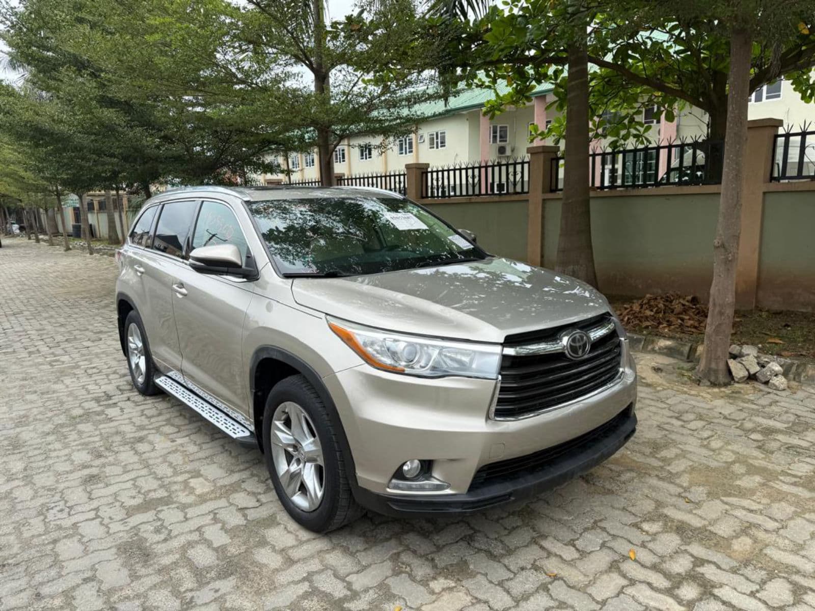 2015 Toyota Highlander SUV — photo 2 of 8