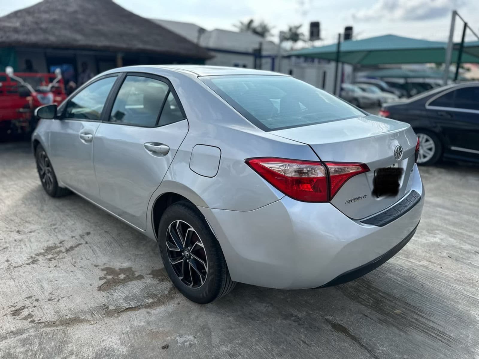 2017 Toyota Corolla Sedan — photo 4 of 11
