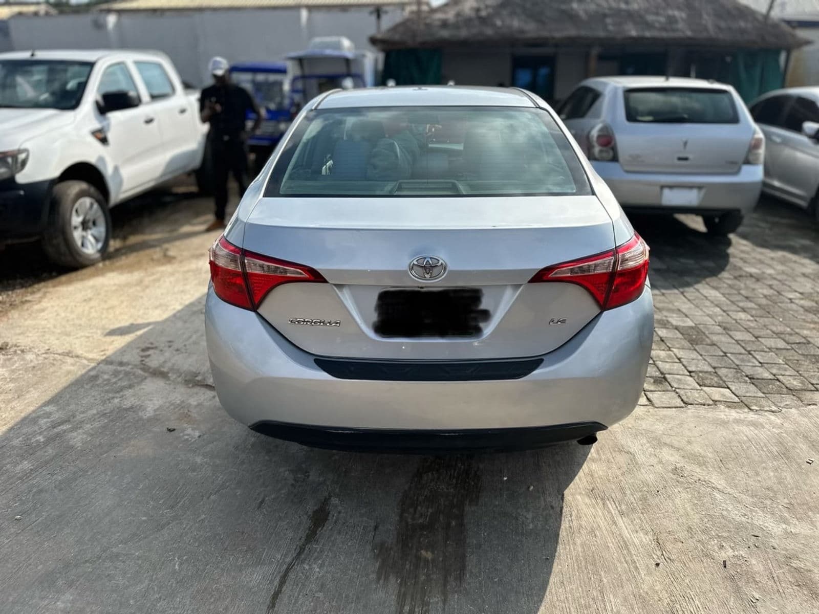 2017 Toyota Corolla Sedan — photo 6 of 11