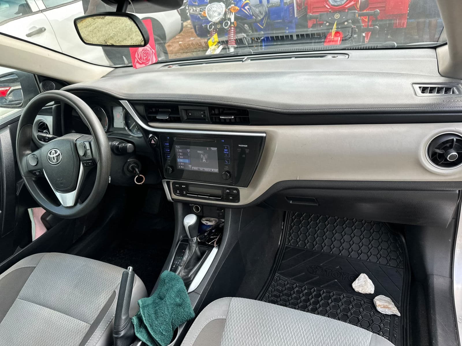 2017 Toyota Corolla Sedan — photo 9 of 11