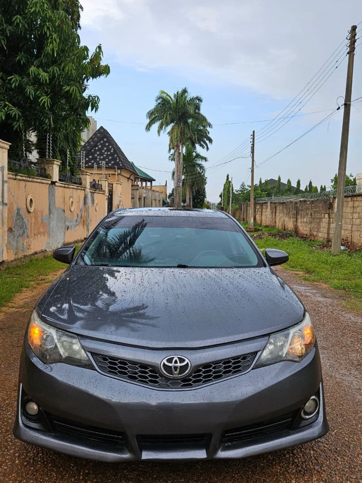2013 Toyota Camry Sedan — photo 2 of 8