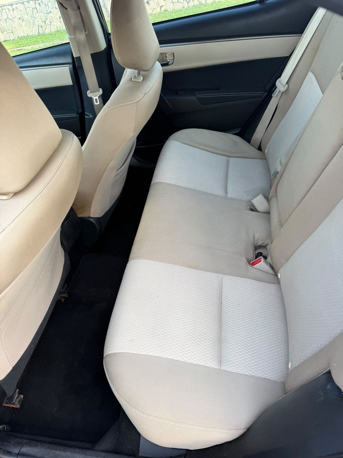 2016 Toyota Corolla Sedan — photo 8 of 10