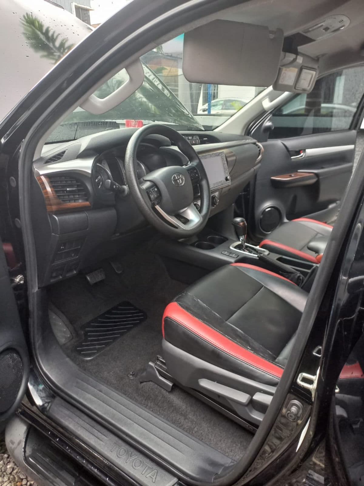 2022 Toyota HILUX Pickup — photo 3 of 10