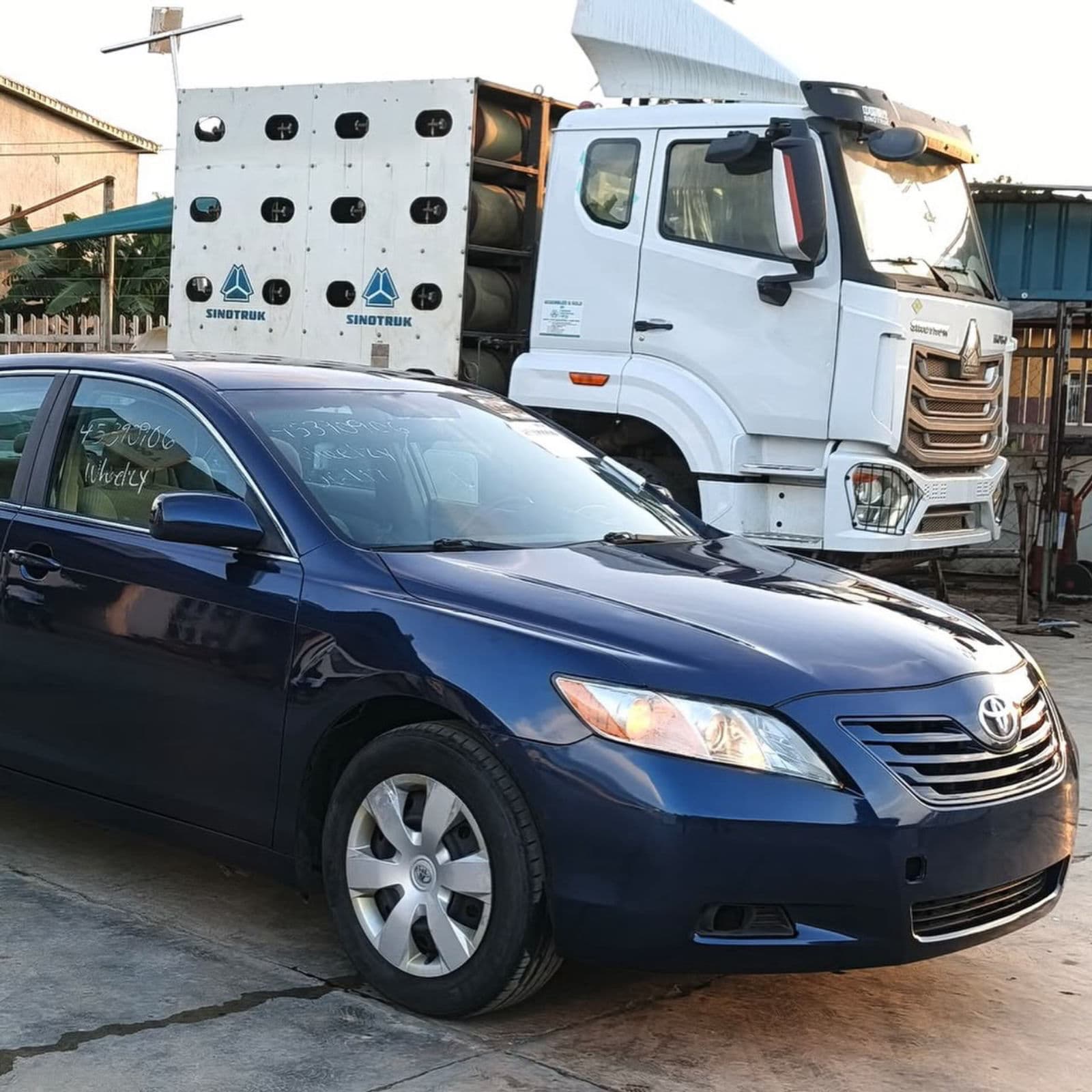 2008 Toyota Camry Sedan — photo 2 of 8