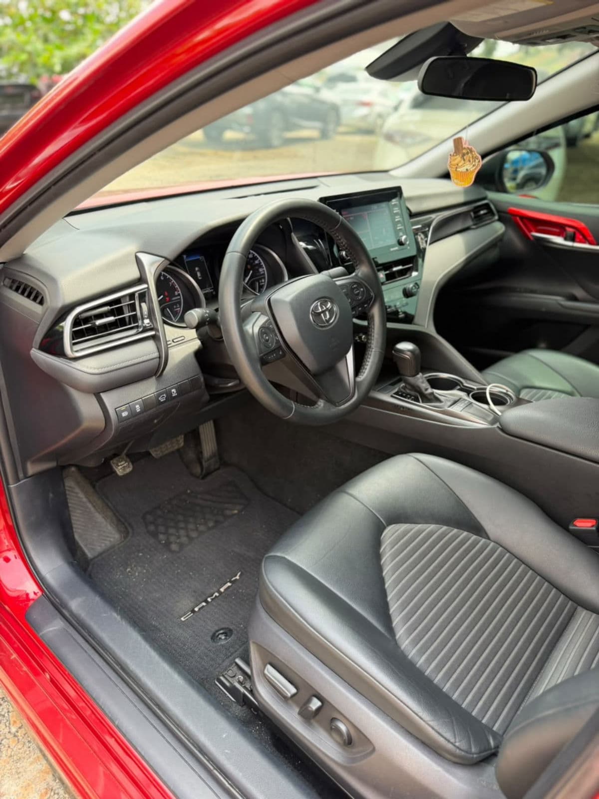 2022 Toyota Camry Sedan — photo 4 of 11