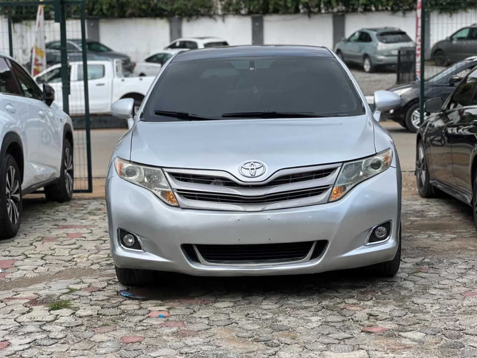 2010 Toyota Venza SUV — photo 2 of 7