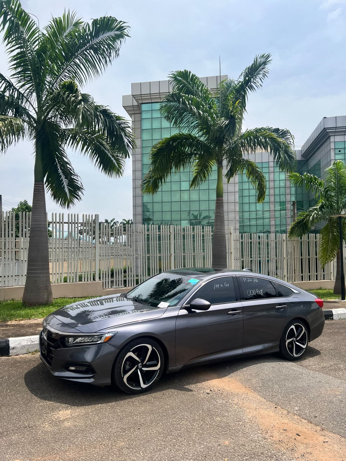 2019 Honda Accord Sedan — photo 2 of 11
