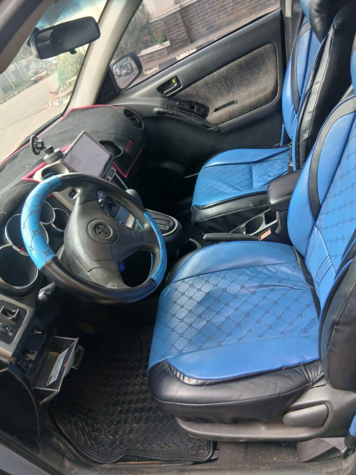 2004 Toyota Matrix Hatchback — photo 3 of 7