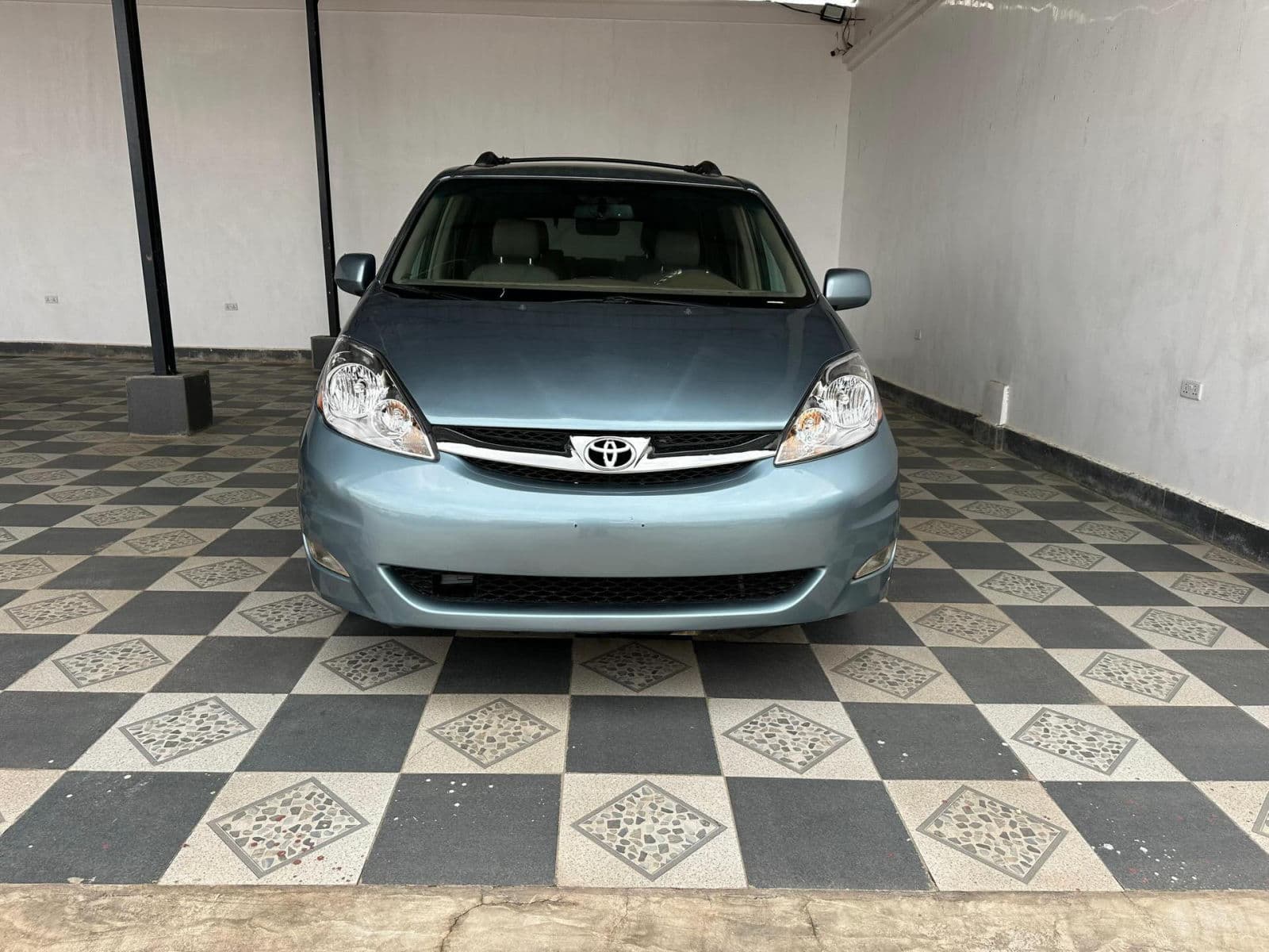 2005 Toyota Sienna Bus — photo 2 of 11