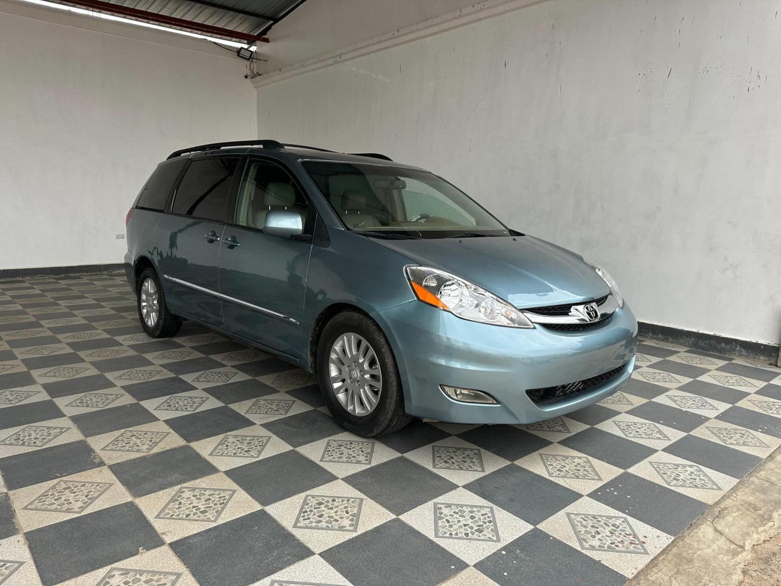 2005 Toyota Sienna Bus — photo 4 of 11