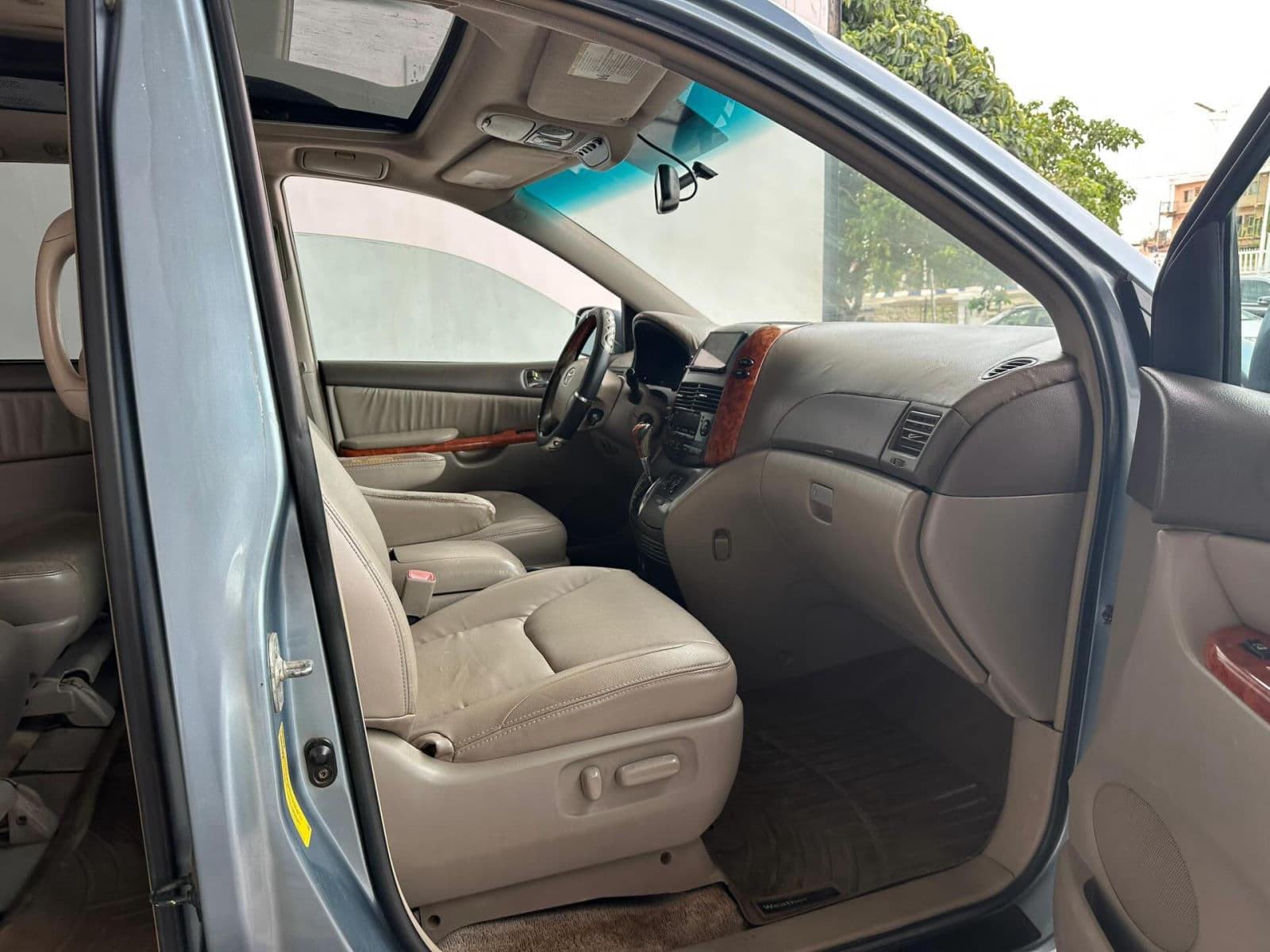 2005 Toyota Sienna Bus — photo 8 of 11