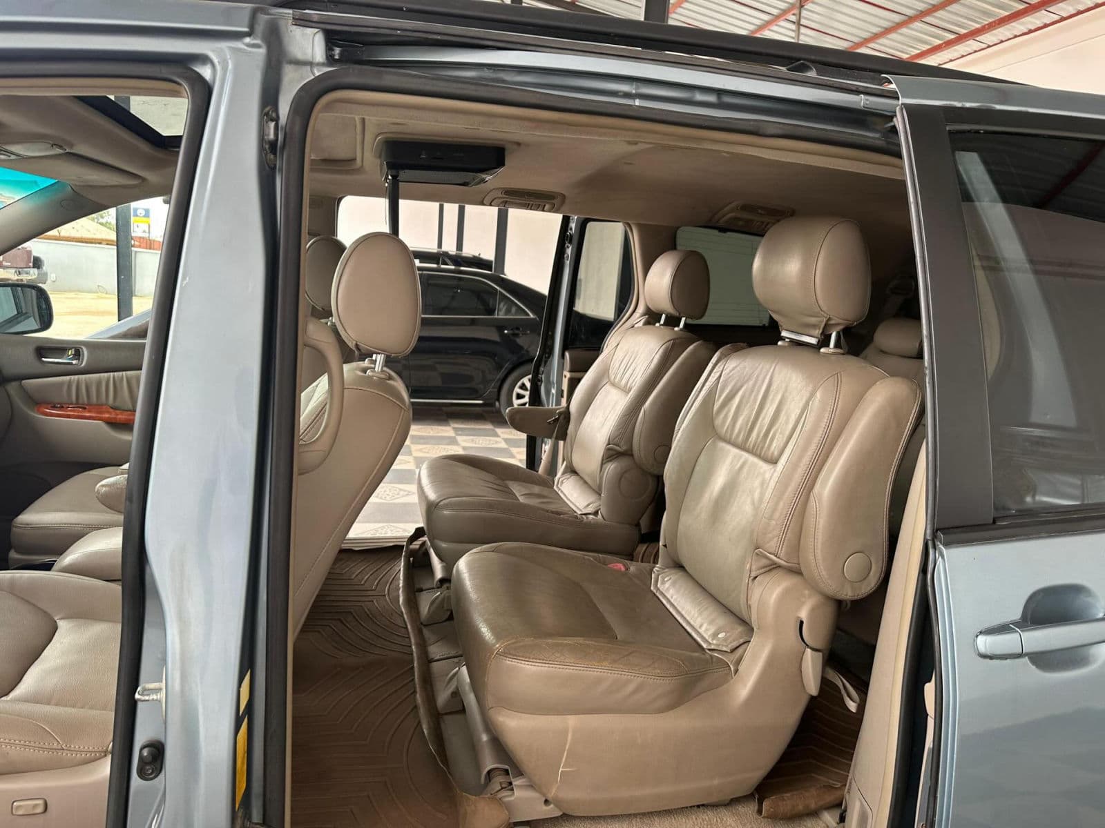 2005 Toyota Sienna Bus — photo 10 of 11