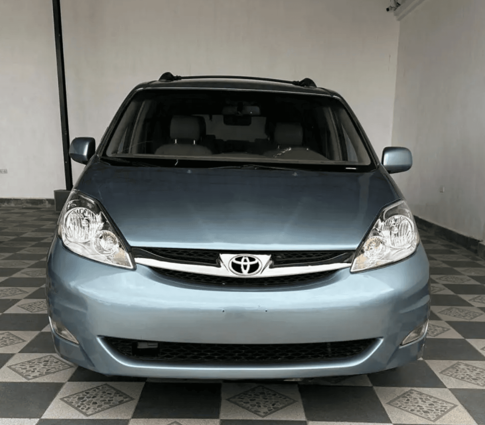 Foreign Used (Tokunbo) 2005 Toyota Sienna Automatic Bus for Sale in Lagos, Nigeria