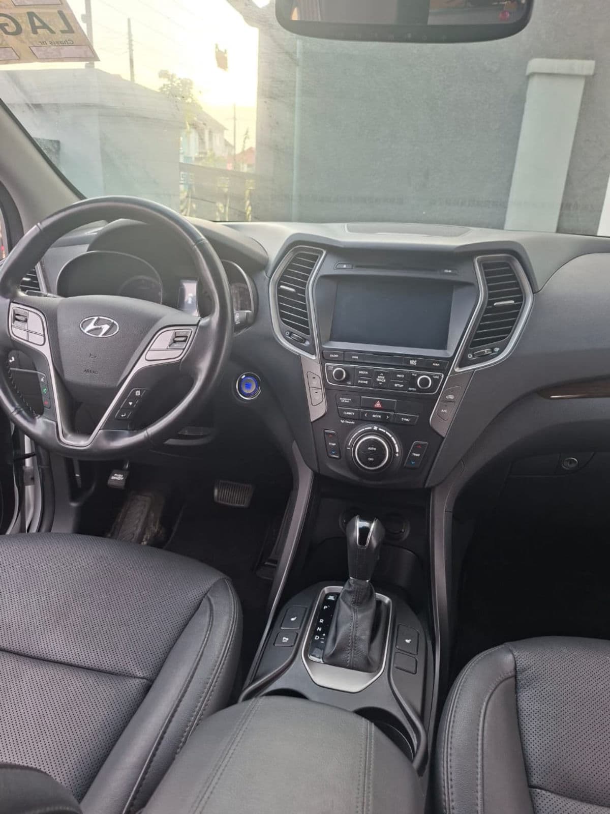 2017 Hyundai Santa-fe SUV — photo 2 of 10