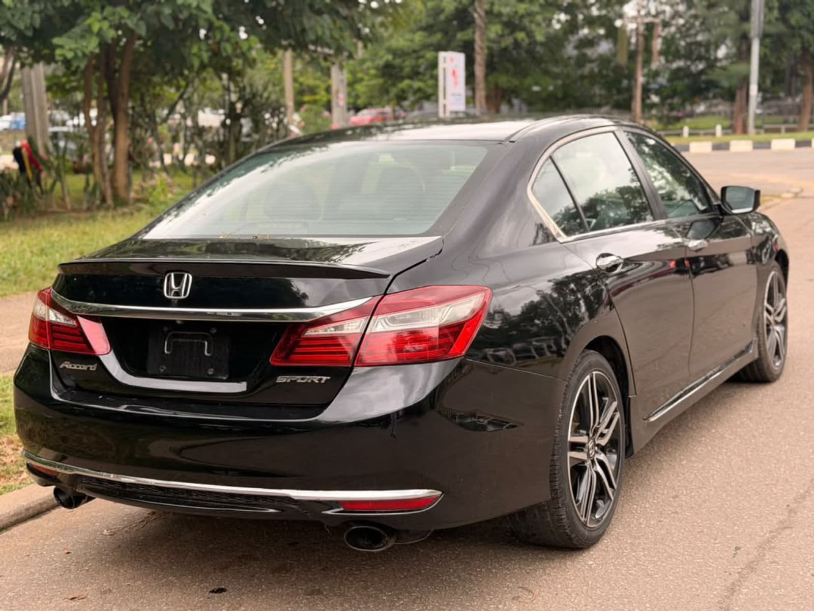 2016 Honda Accord Sedan — photo 6 of 8