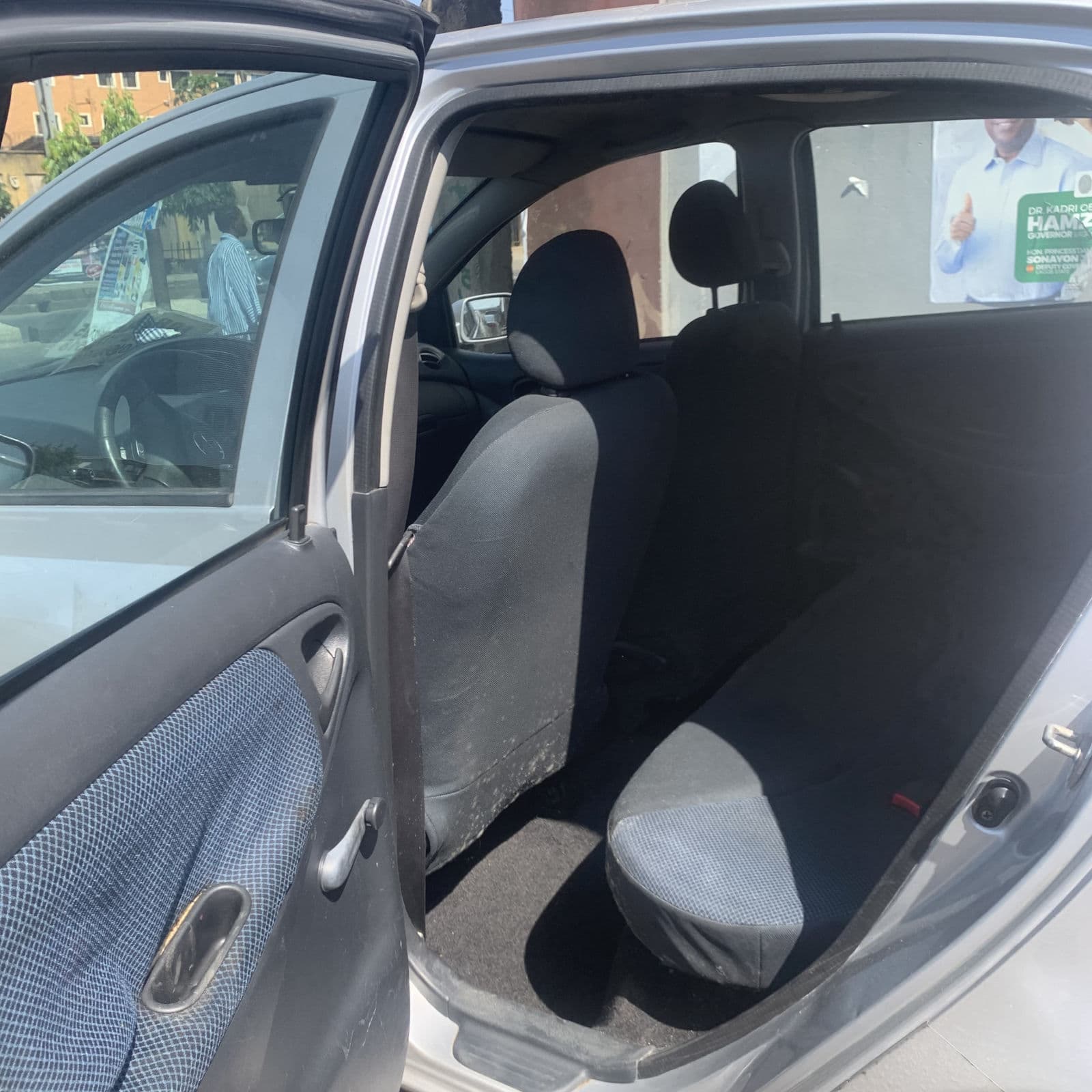 2005 Toyota Yaris Sedan — photo 6 of 11