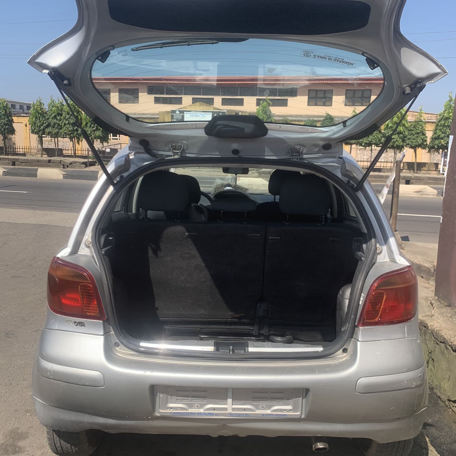 2005 Toyota Yaris Sedan — photo 9 of 11