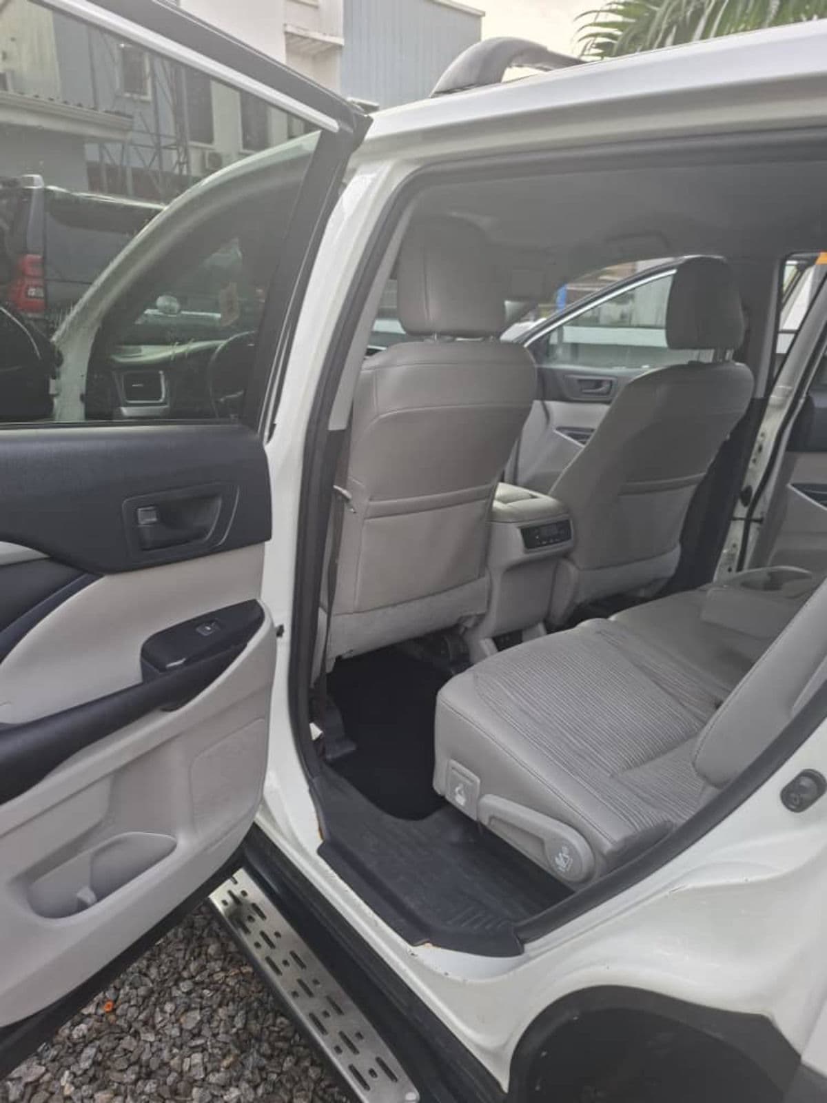 2017 Toyota Highlander SUV — photo 4 of 10